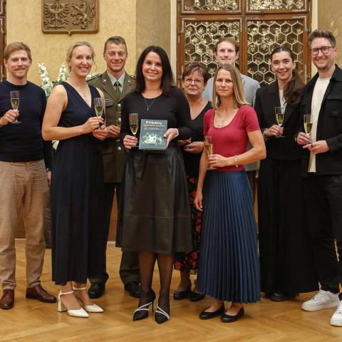 Sportovci s knihou, v popředí Eva Mašková - ředitelka Nadace sportující mládeže