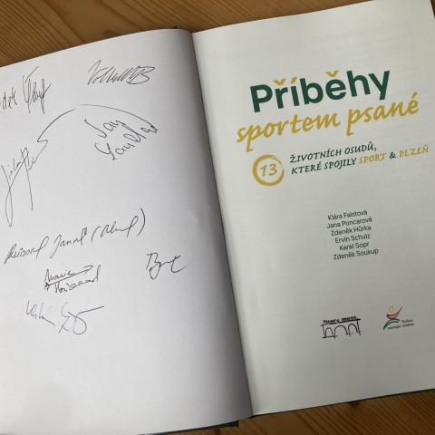 Podpisy sportovců v knize 