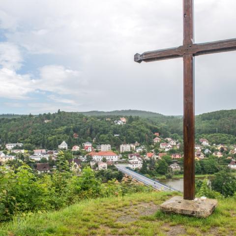 Výhled na Nižbor od misijního kříže pod zámkem