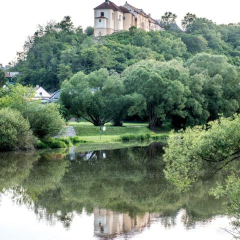 Pohled na zámek Nižbor od Berounky