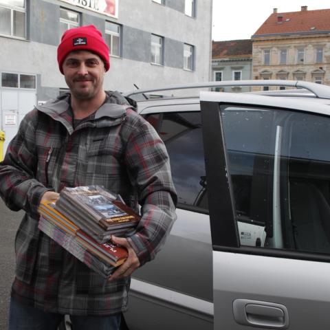 Předávání daru zástupci Diakonie
